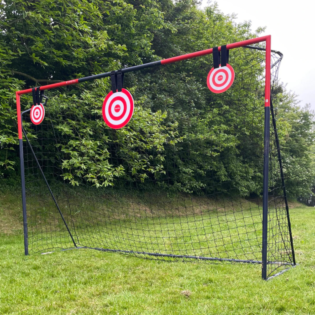 Accessoire de football à accrocher sur son but de foot dans le jardin