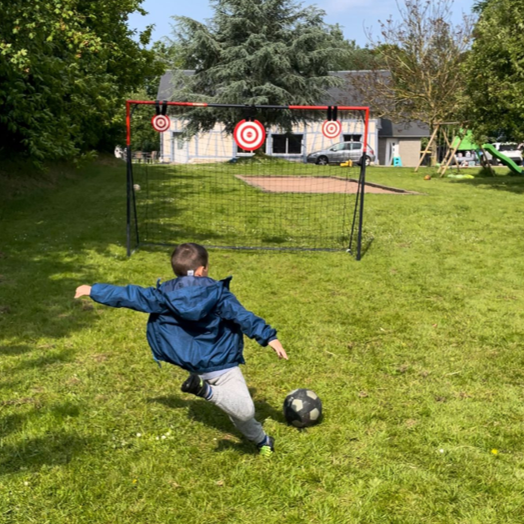 Equipement de football à accrocher sur son but de foot dans le jardin