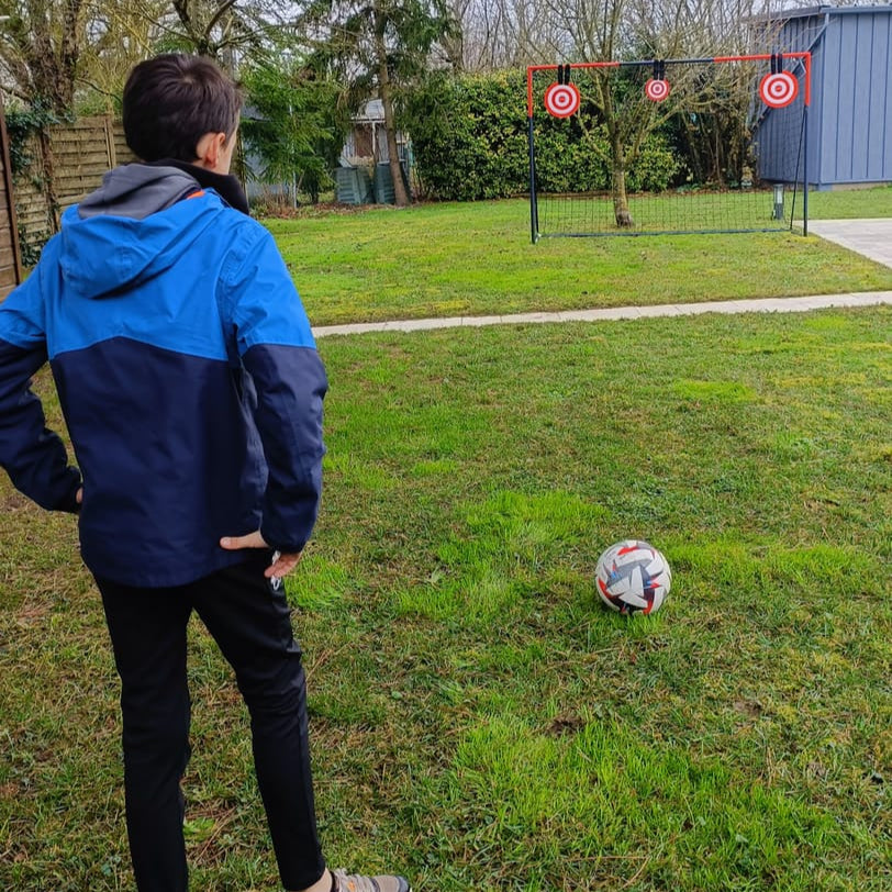 Grande cible Foot&#39;Up pour améliorer la précision des tirs, adaptée aux enfants et aux clubs sportifs.